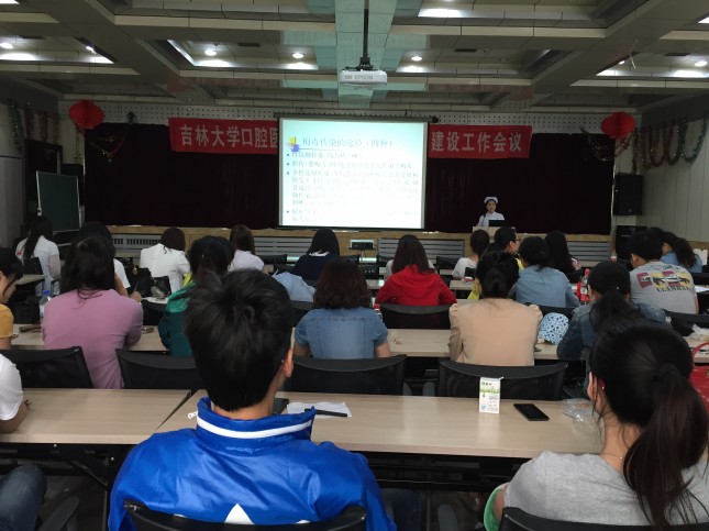 VIP综合科护士长柳淑杰认真讲解中